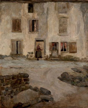 Femme devant sa maison