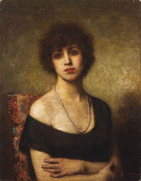 Femme en noir au collier de perles